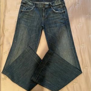 Citizens of humanity size 30 length 31/12 I'm 5’3 color blue distress